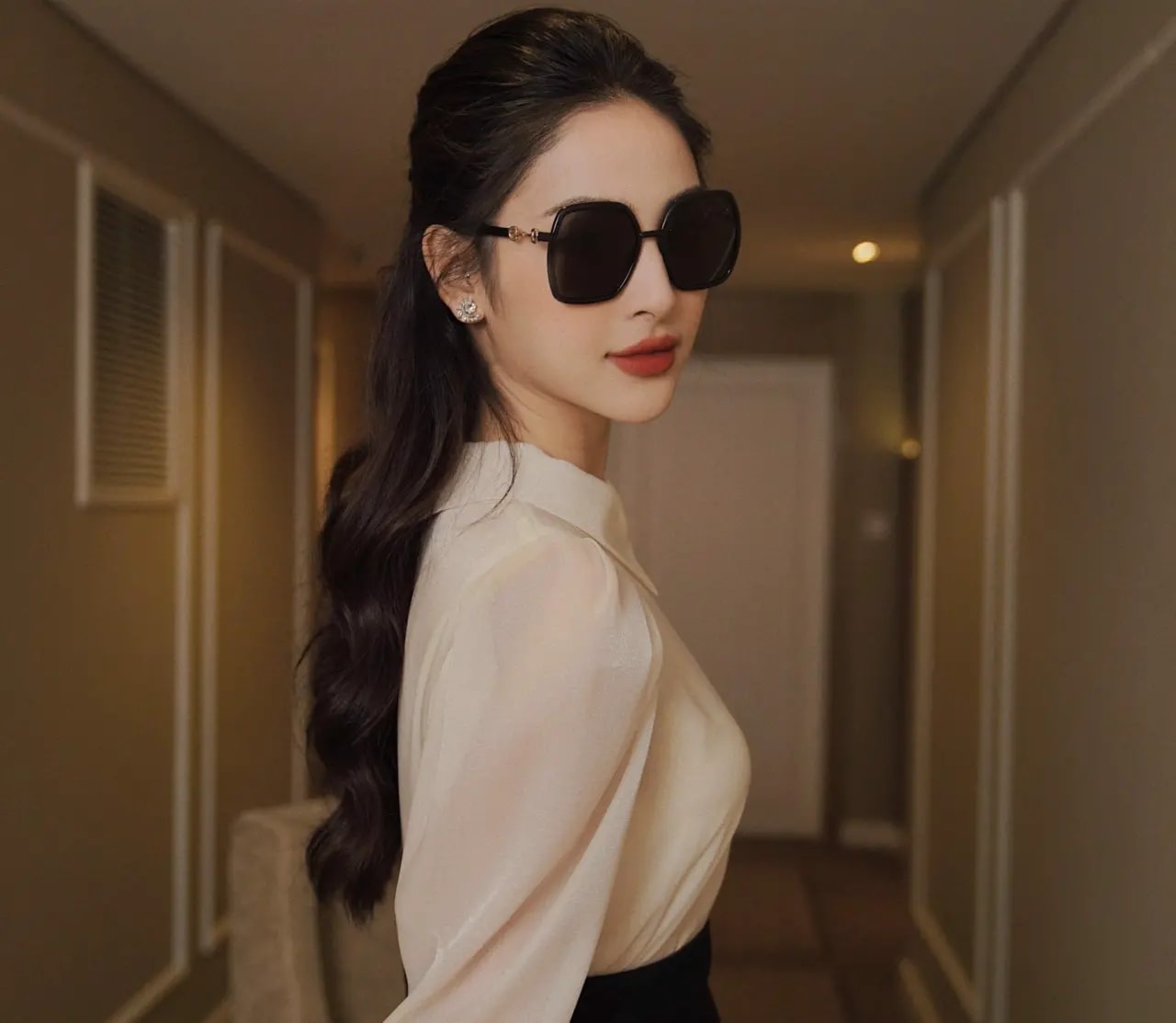 Kính Gucci Oversized Sunglasses 'Black' GG0890SA-001 — ảnh 4