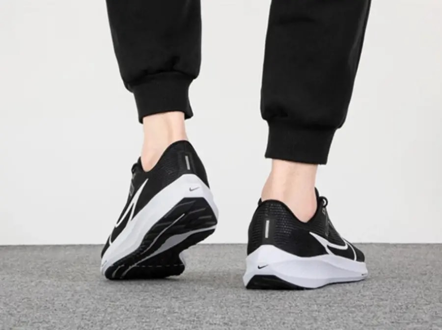Giày Nike Air Zoom Pegasus 40 GS 'Black White' DX2498-001 — ảnh 2
