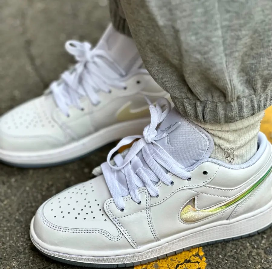 Giày Nike Air Jordan 1 Low 'Glitter Swoosh' FQ9112-100 — ảnh 3