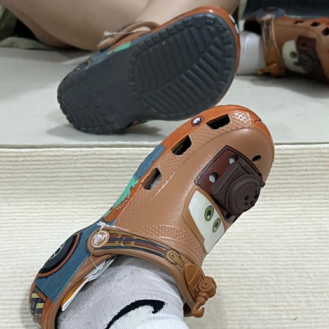 Dép Crocs Classic Clog x Cars 'Mater' 209371-0DA — ảnh 2