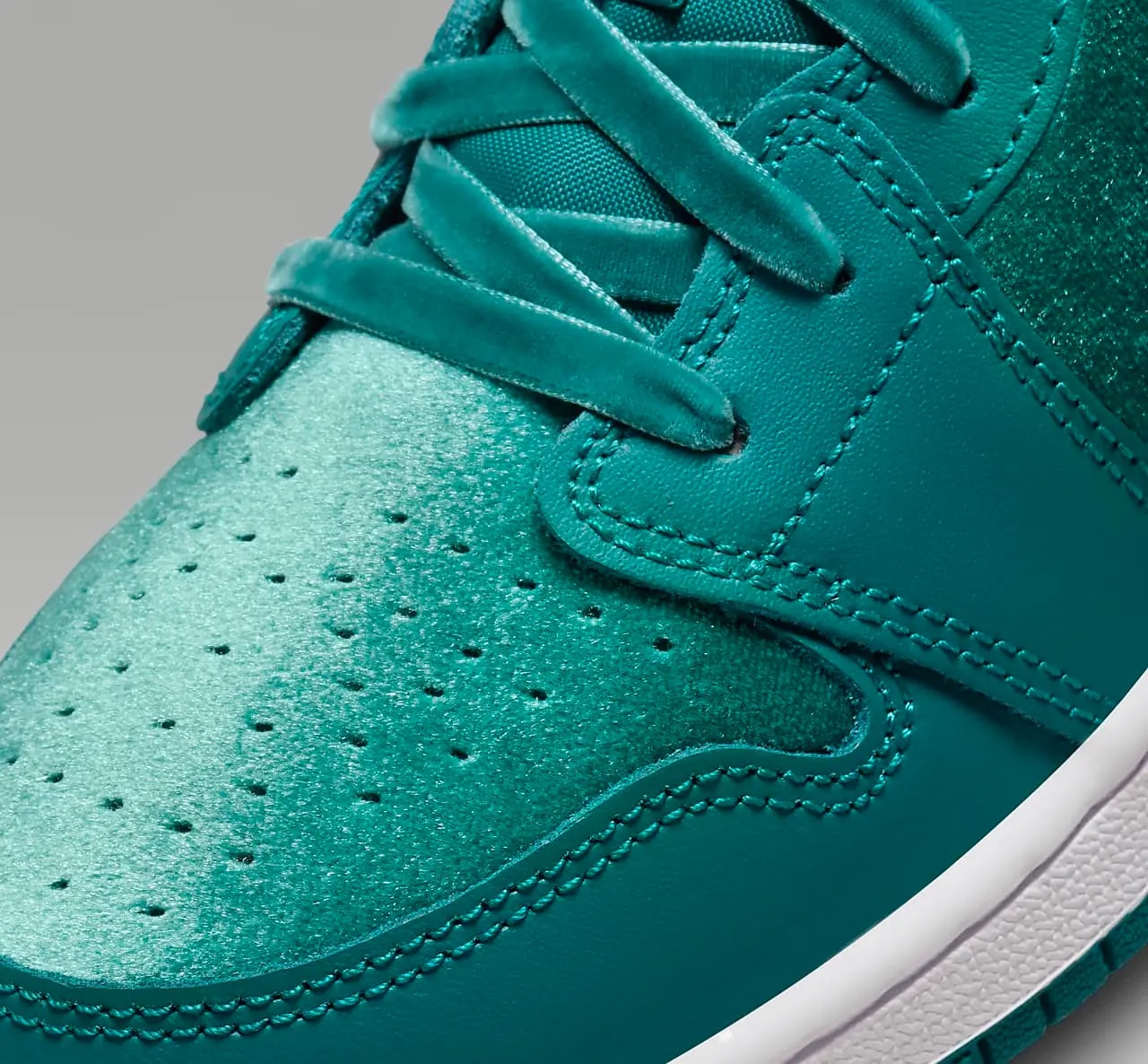 Giày Nike Air Jordan 1 Low GS 'Velvet Geode Teal' FB9896-300 — ảnh 5