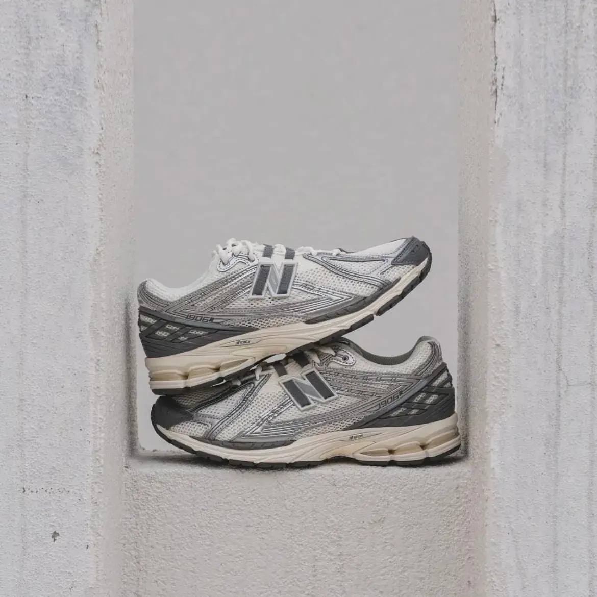 Giày New Balance 1906R 'Grey Silver' M1906RFS — ảnh 3