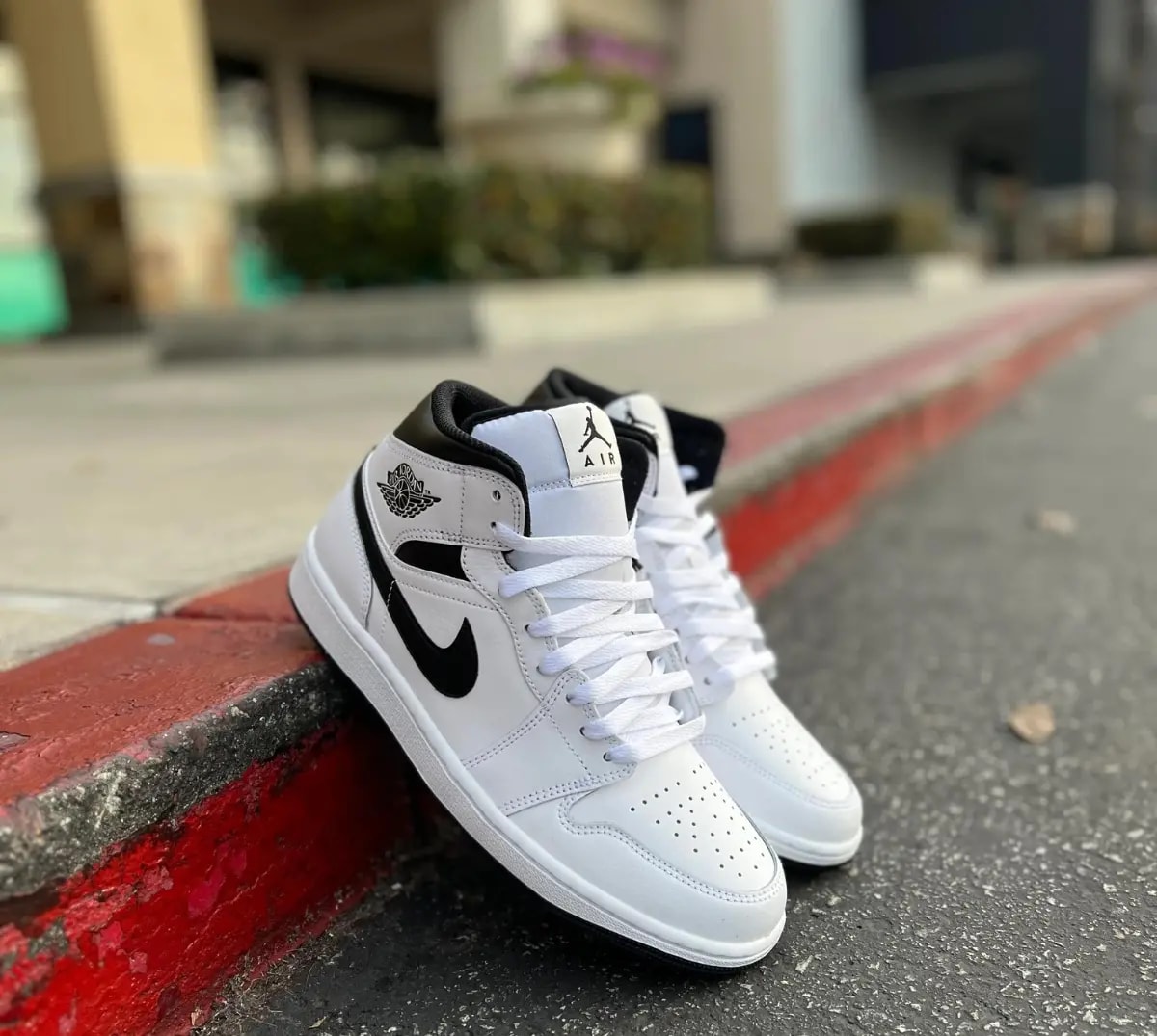 Giày Nike Air Jordan 1 Mid 'White Black' DQ8426-132 — ảnh 3