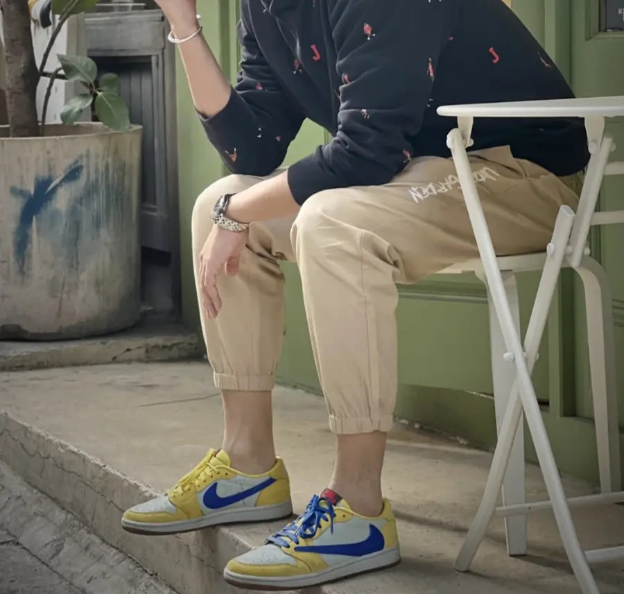 Giày Nike Air Jordan 1 Retro x Travis Scott 'Canary' DZ4137-700 — ảnh 2