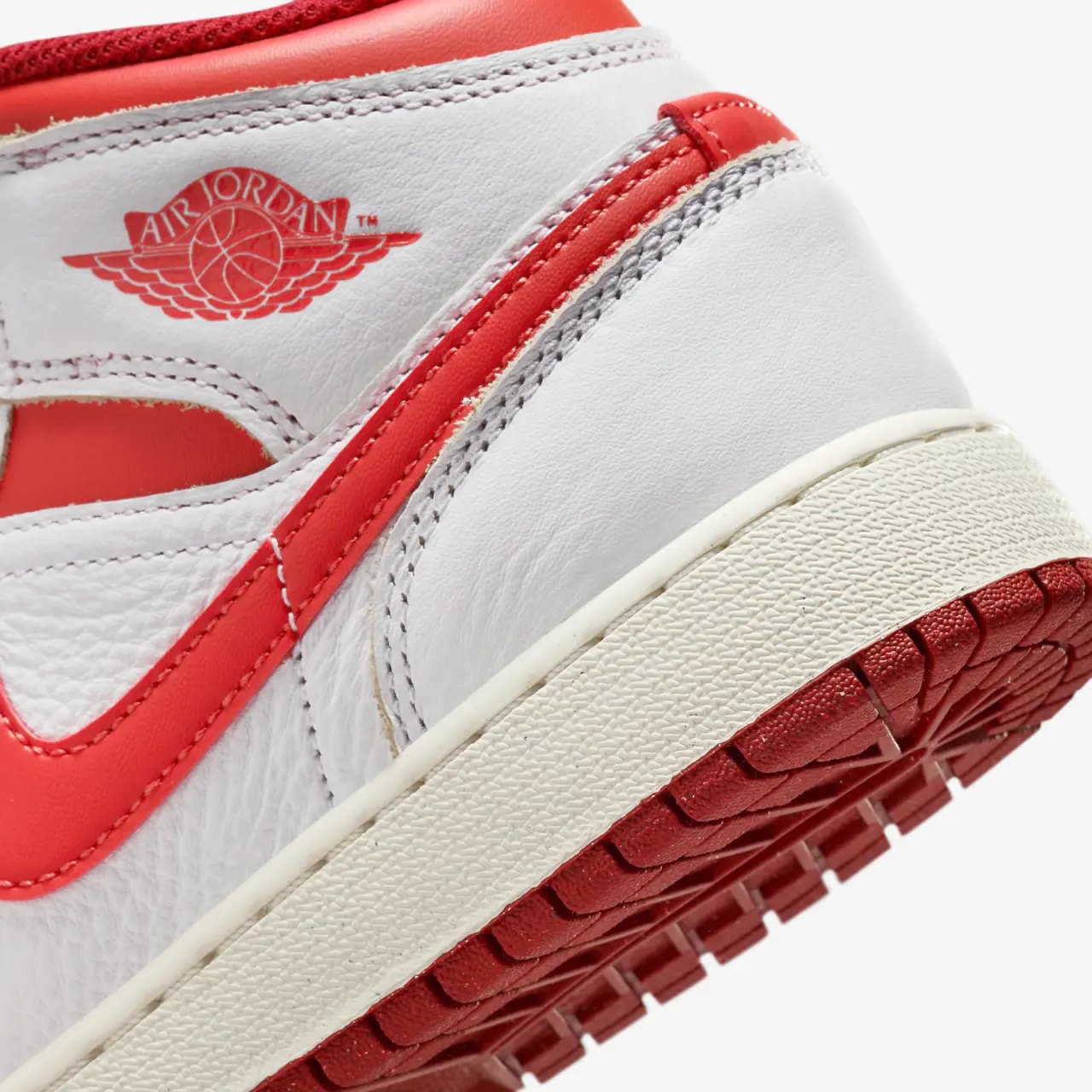 Giày Nike Air Jordan 1 Mid SE GS 'White Dune Red' FJ3464-160 — ảnh 3