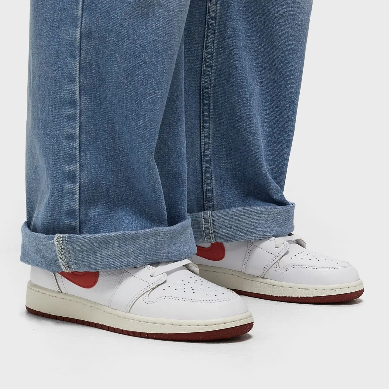 Giày Nike Air Jordan 1 Mid SE GS 'White Dune Red' FJ3464-160 — ảnh 2