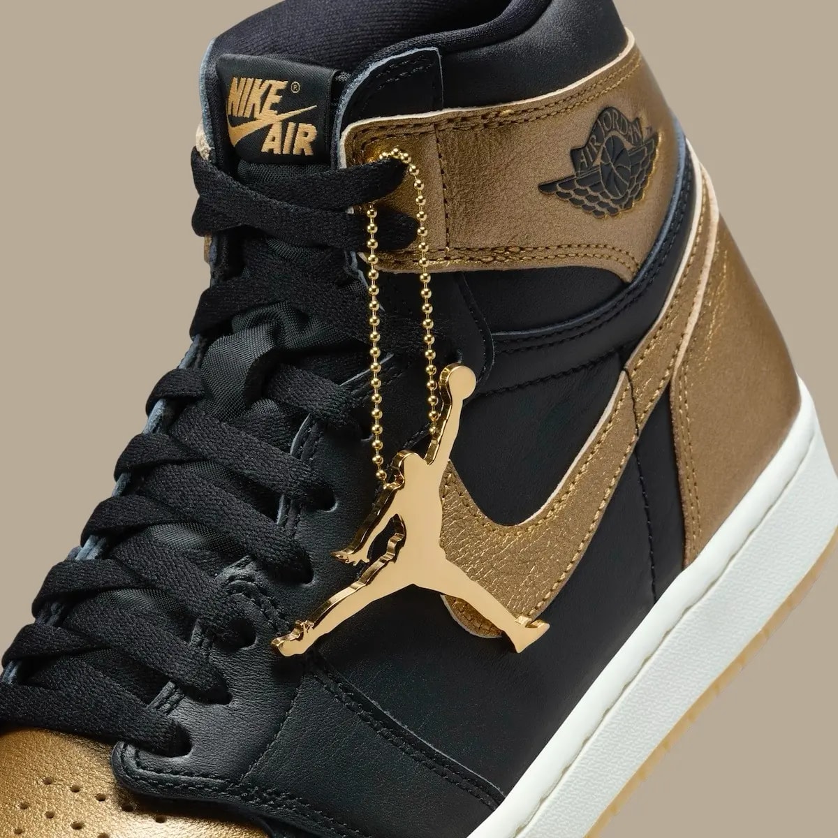 Giày Nike Air Jordan 1 Retro High OG 'Black Metallic Gold' DZ5485-071 — ảnh 5