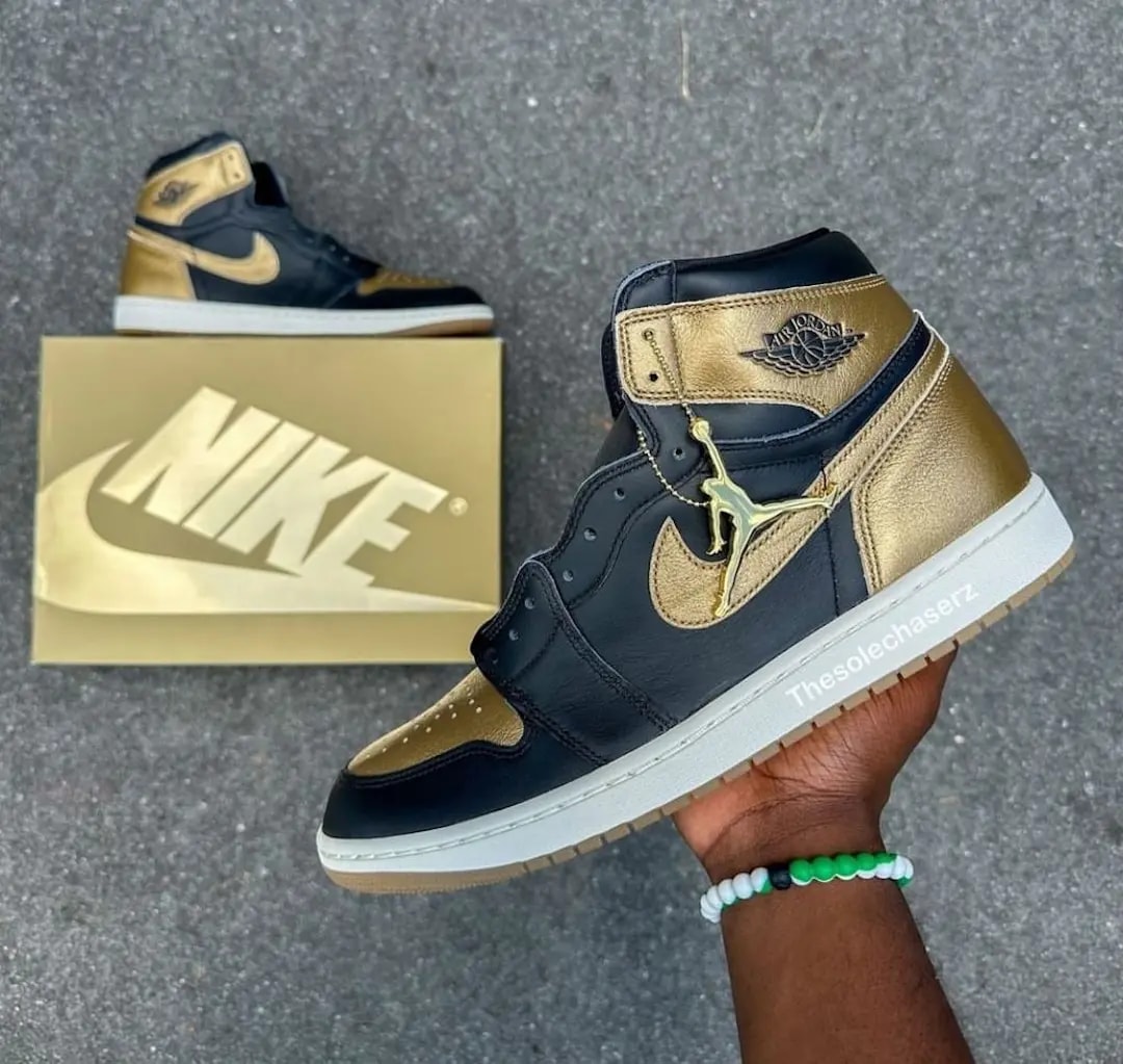 Giày Nike Air Jordan 1 Retro High OG 'Black Metallic Gold' DZ5485-071 — ảnh 3