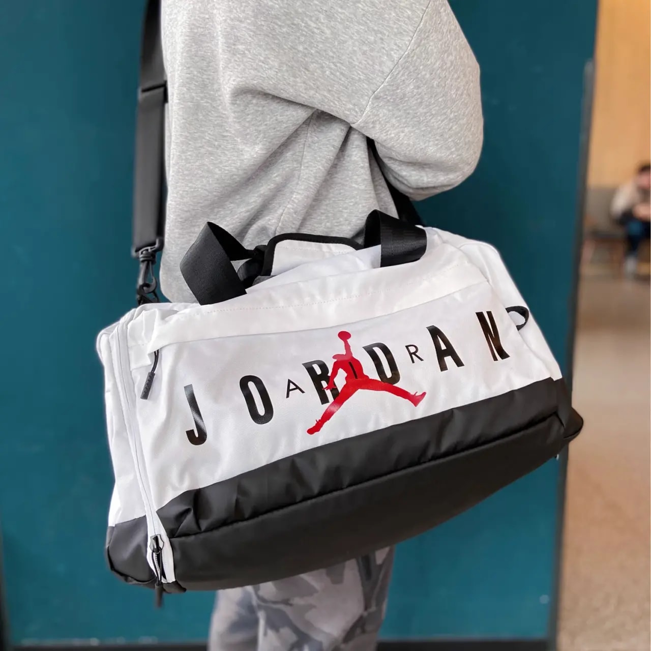 Túi Nike Air Jordan Logo Duffel Bag 'White' FD7040-100 — ảnh 3