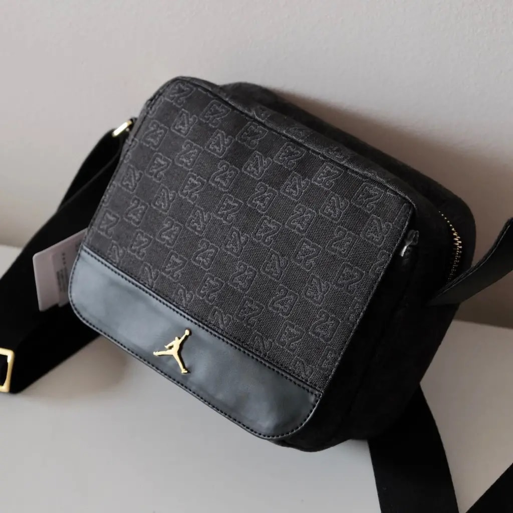 Túi Nike Air Jordan Monogram Crossbody 'Black' FJ6790-010 — ảnh 3