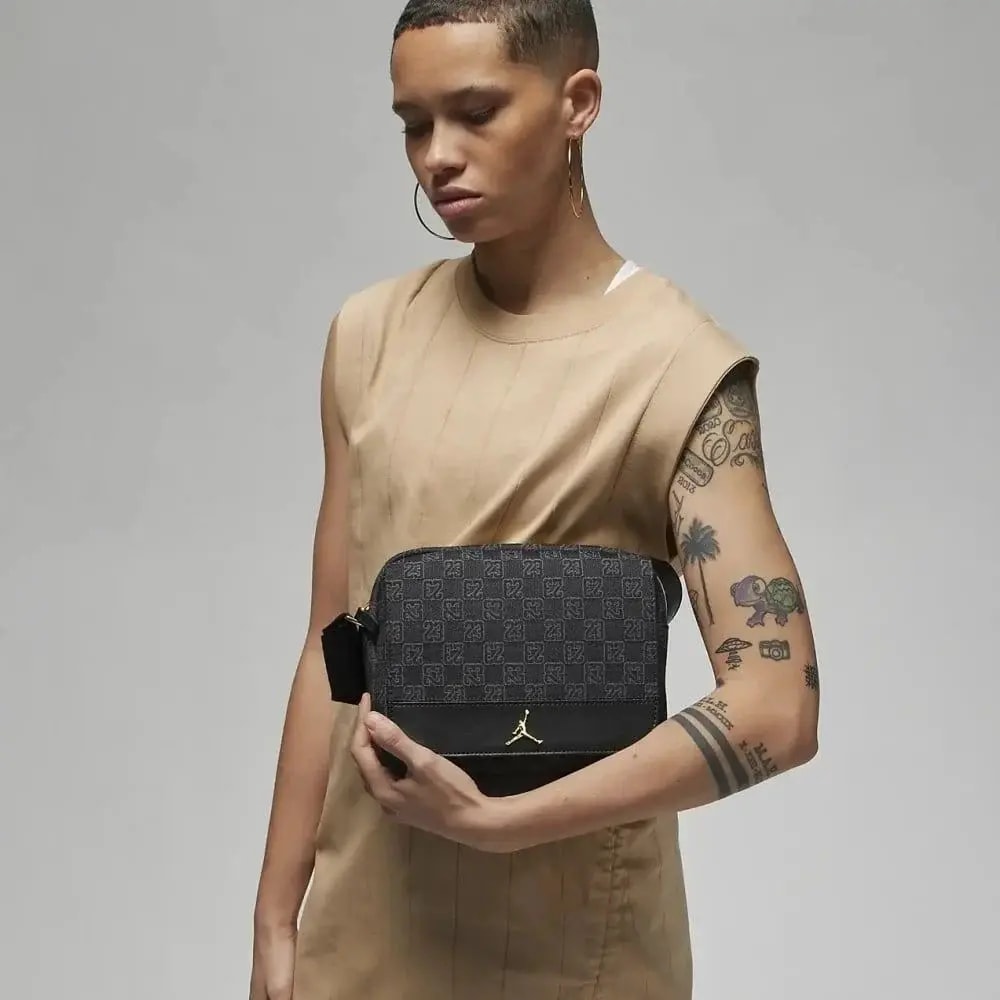 Túi Nike Air Jordan Monogram Crossbody 'Black' FJ6790-010 — ảnh 2