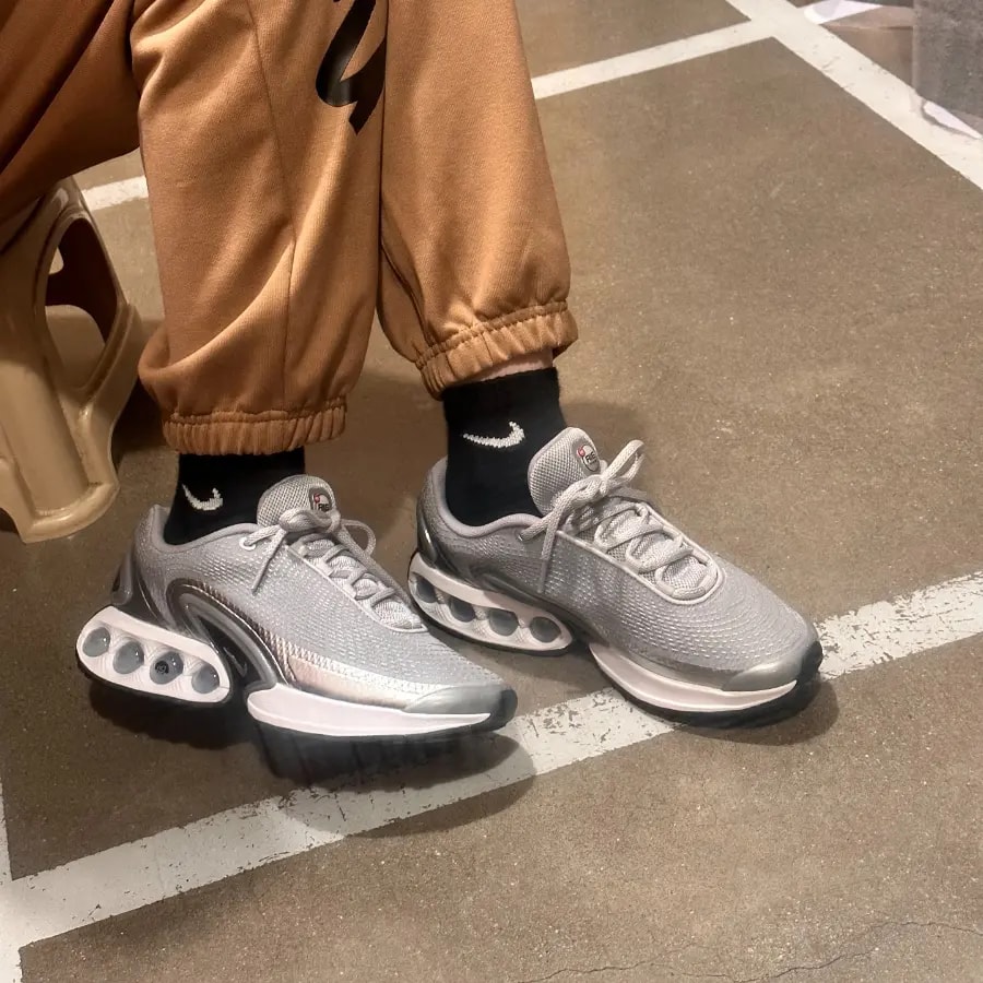 Giày Nike Wmns Air Max DN 'Metallic Silver' HJ9638-001 — ảnh 3