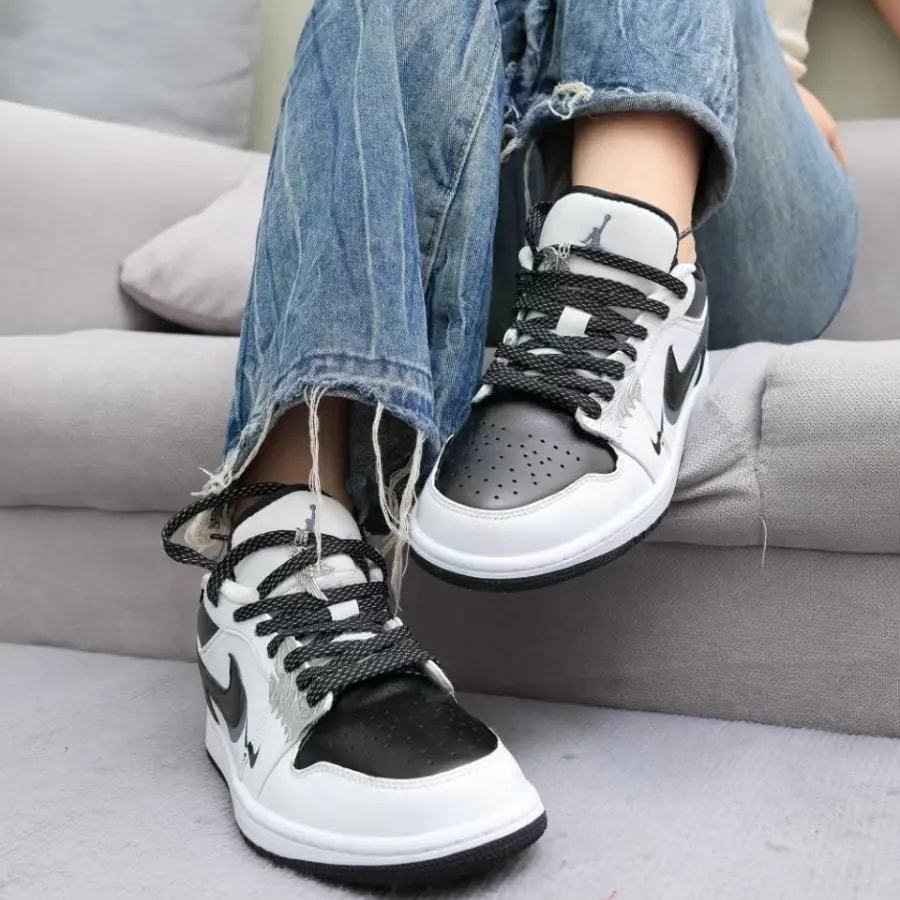 Giày Nike Air Jordan 1 Low SE GS 'Panda Toe' HF3188-106 — ảnh 3