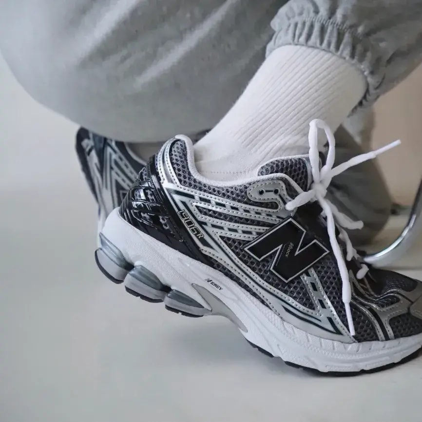 Giày New Balance 1906R GS 'Silver Metalic Black' GC1906CG — ảnh 2