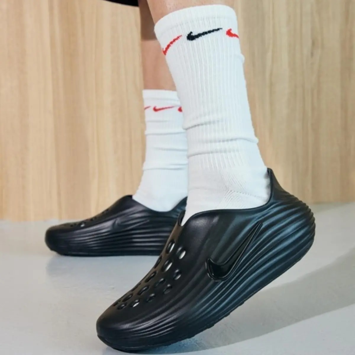 Dép Nike ReactX Rejuven8 'Triple Black' HV5060-001 — ảnh 4