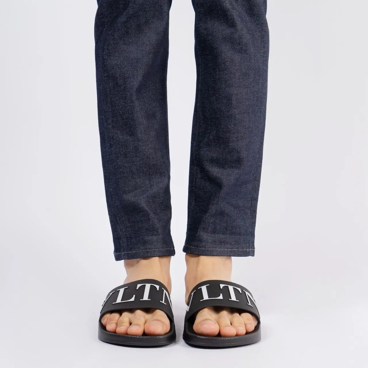 Dép Valentino Rubber Slide 'Black' VY2S0873SYE0NI — ảnh 2