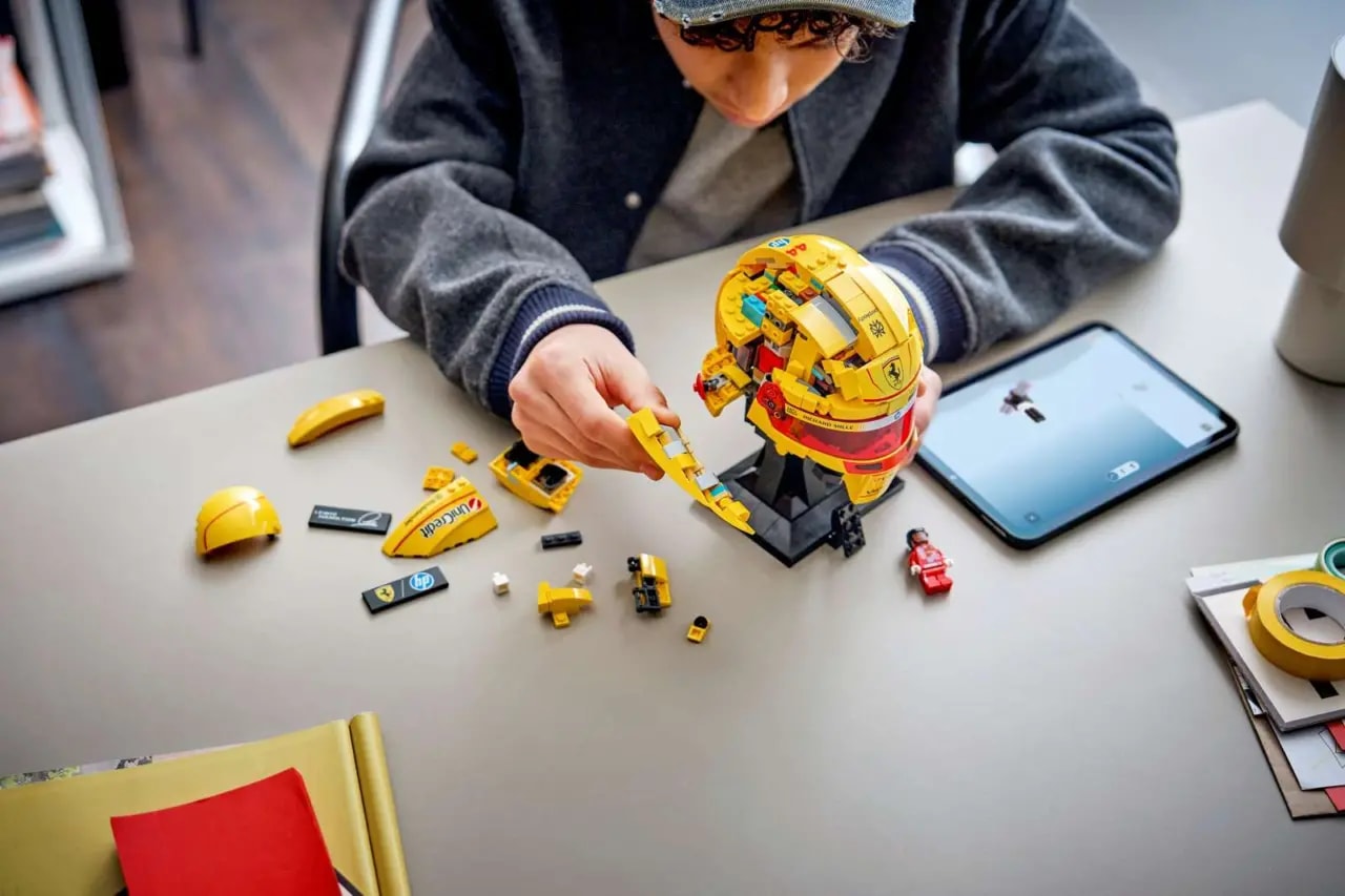 Mô Hình Lego Scuderia Ferrari HP Lewis Hamilton Helmet 43022 — ảnh 2