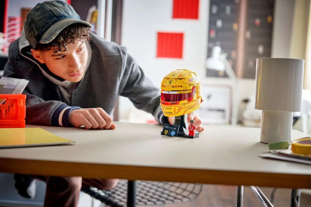 Mô Hình Lego Scuderia Ferrari HP Lewis Hamilton Helmet 43022 — ảnh 4
