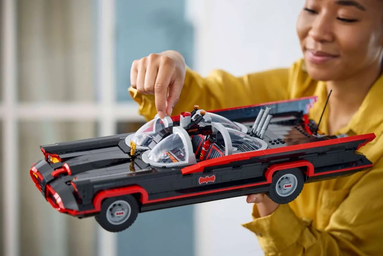 Mô Hình Lego Batman™: The Classic TV Series Batmobile™ 76328 — ảnh 2