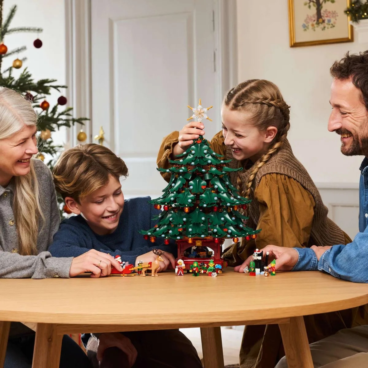 Mô hình Lego Family Christmas Tree 41843 — ảnh 2