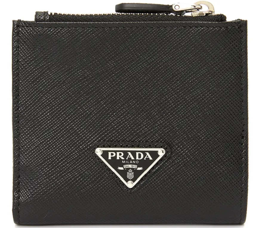 Ví Prada Saffiano Triangle 'Black' 1ML047-QHH-F0632 — kich-thuoc: 10-5x9-5-cm Ví Prada Saffiano Triangle 'Black' 1ML047-QHH-F0632 — kich-thuoc: 10-5x9-5-cm