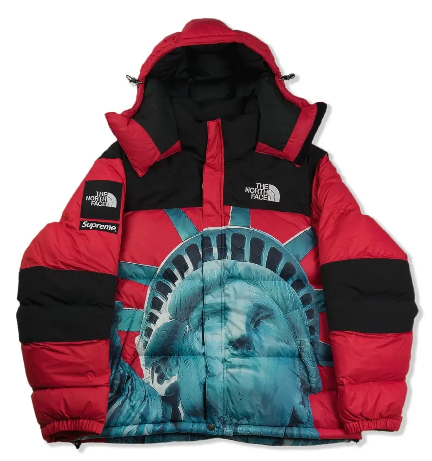 Áo Supreme TNF Liberty Statue Nuptse Jacket Red — kich-thuoc: M Áo Supreme TNF Liberty Statue Nuptse Jacket Red — kich-thuoc: M