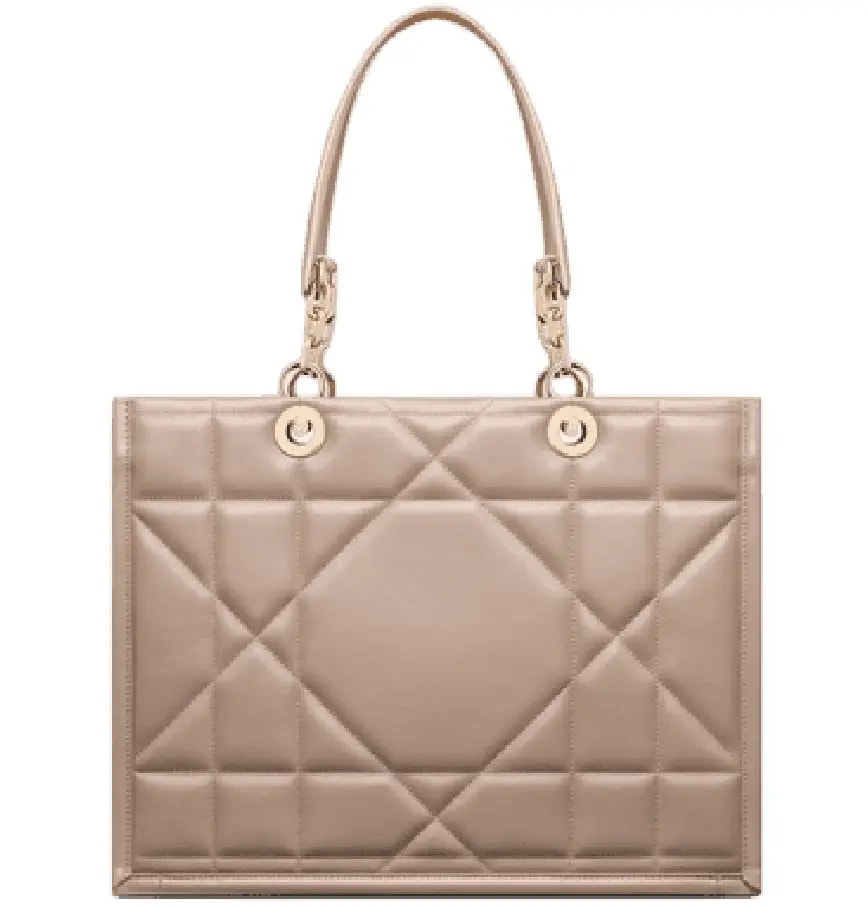 Túi Dior Medium Essential Tote Bag 'Hazelnut Archicannage Calfskin' M8721OZVJ-M45U — kich-thuoc: 36-5-x-28-x-17-5-cm Túi Dior Medium Essential Tote Bag 'Hazelnut Archicannage Calfskin' M8721OZVJ-M45U — kich-thuoc: 36-5-x-28-x-17-5-cm