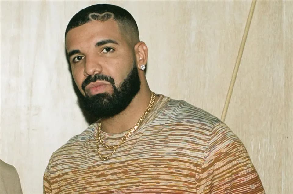 Drake - cái tên cộm cán trong làng âm nhạc thế giới cũng như thời trang Drake - cái tên cộm cán trong làng âm nhạc thế giới cũng như thời trang