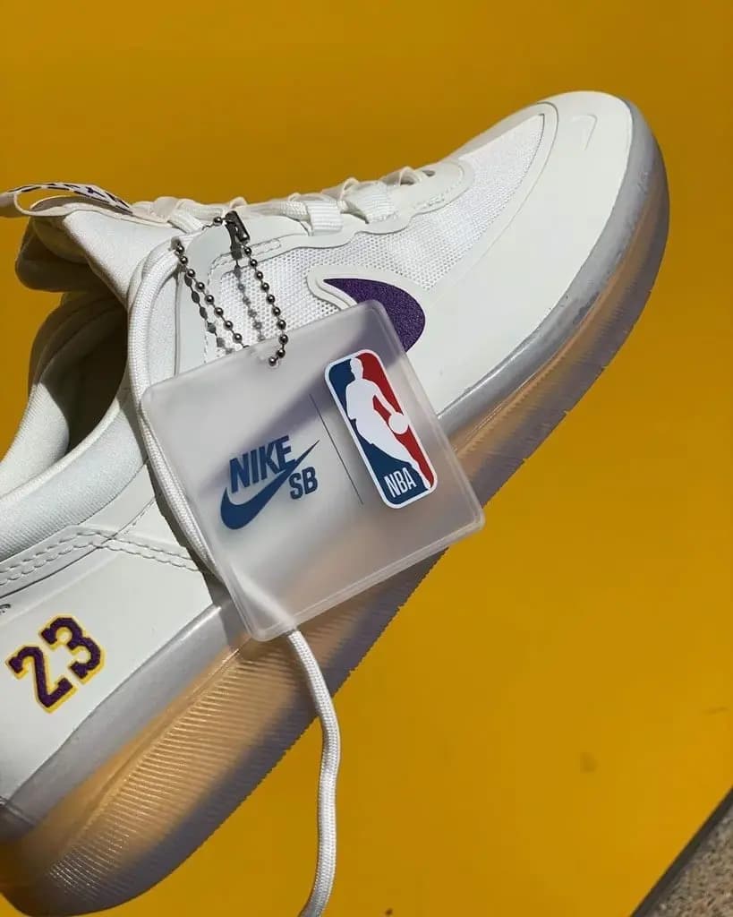 Hé lộ những hình ảnh cực cháy đầu tiên của Nike SB Nyjah 2 “Lakers” Hé lộ những hình ảnh cực cháy đầu tiên của Nike SB Nyjah 2 “Lakers”