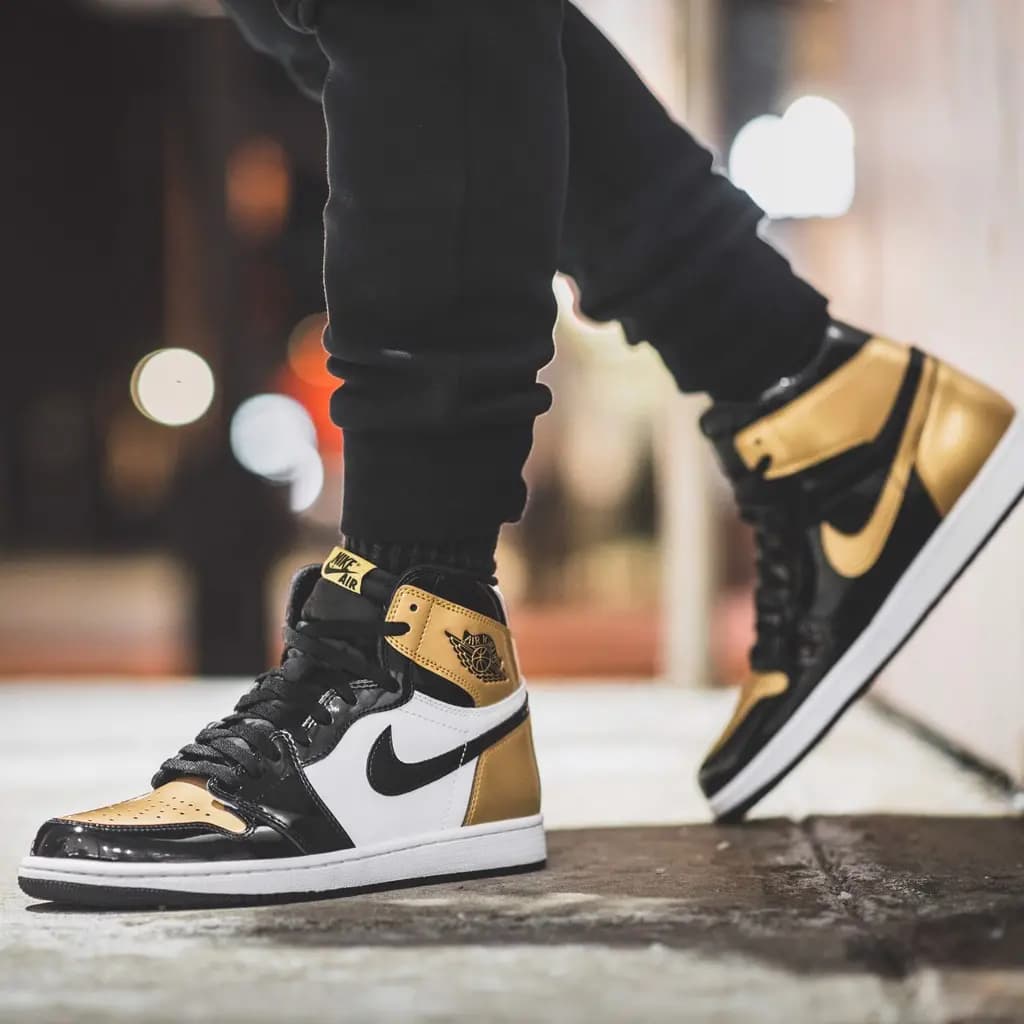 Air Jordan 1 Retro High OG “Black/Gold” thứ màu đen mê hoặc được chạm vào bởi vua Midas Air Jordan 1 Retro High OG “Black/Gold” thứ màu đen mê hoặc được chạm vào bởi vua Midas