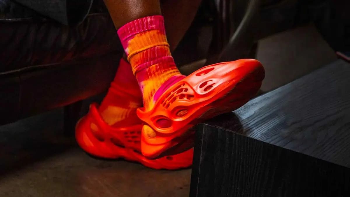 Trên tay mẫu thiết kế Yeezy FOAM RNNR "Vermilion" Trên tay mẫu thiết kế Yeezy FOAM RNNR "Vermilion"