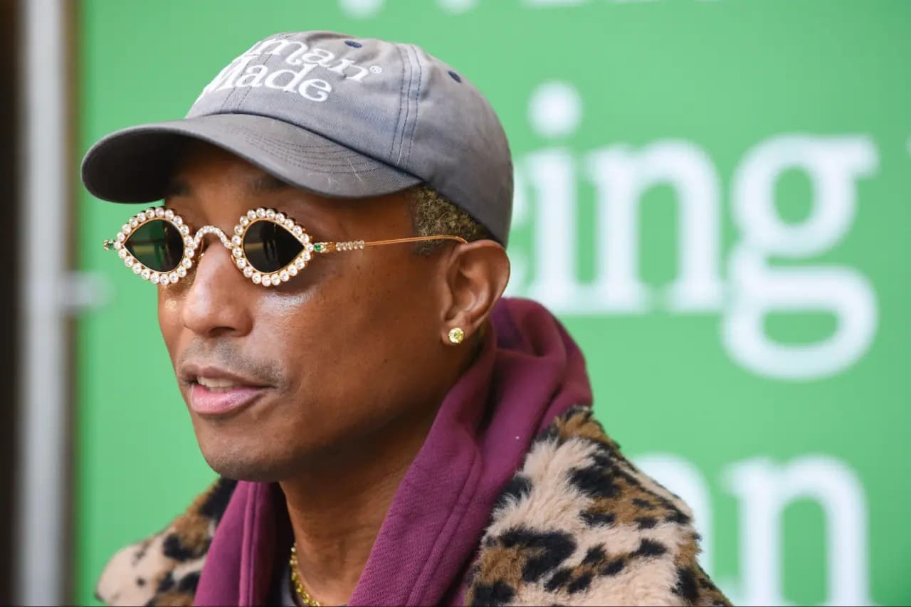 Louis Vuitton bổ nhiệm Pharrell thay thế vị trí giám đốc sáng tạo cho nhà thiết kế quá cố Virgil Abloh Louis Vuitton bổ nhiệm Pharrell thay thế vị trí giám đốc sáng tạo cho nhà thiết kế quá cố Virgil Abloh