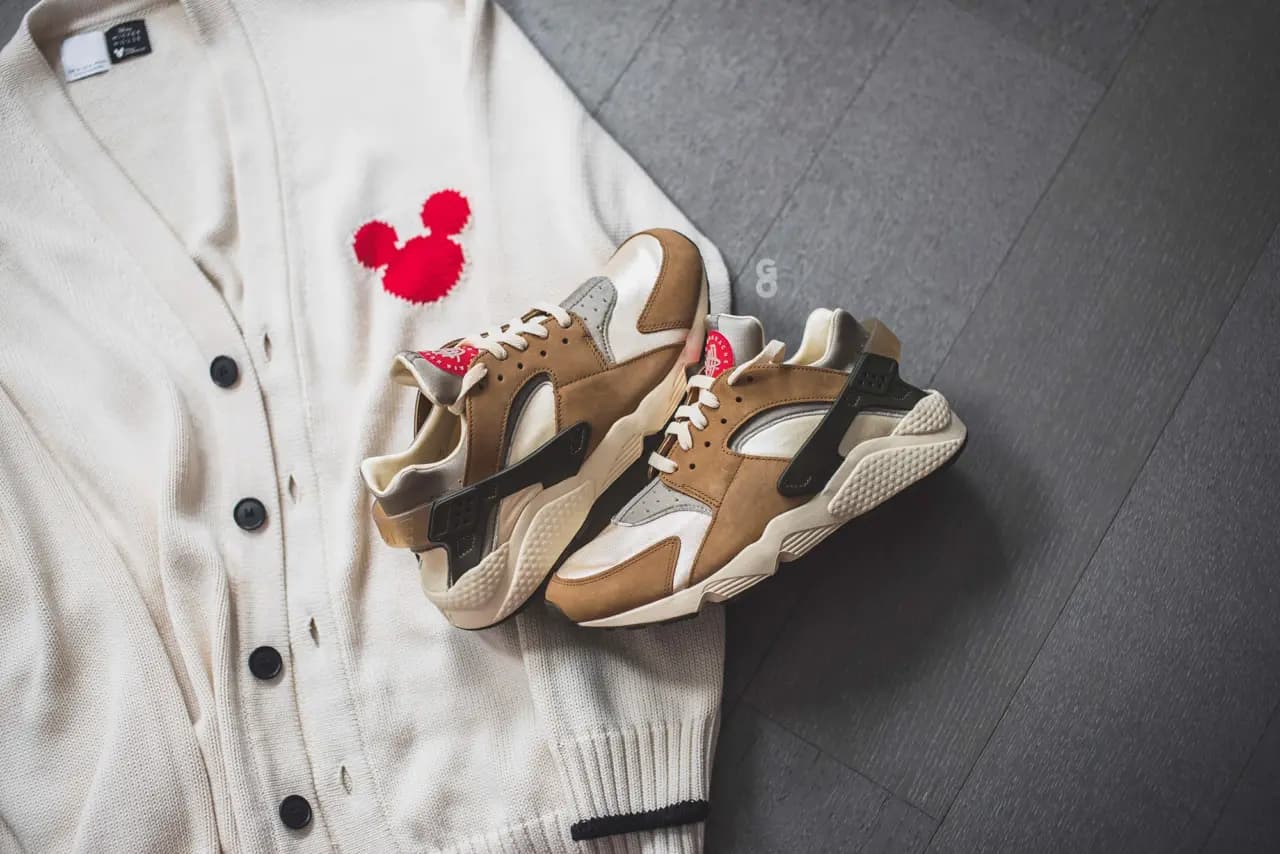 Nike Air Huarache x Stussy “Desert Oak" - phối màu Retro cực đỉnh Nike Air Huarache x Stussy “Desert Oak" - phối màu Retro cực đỉnh
