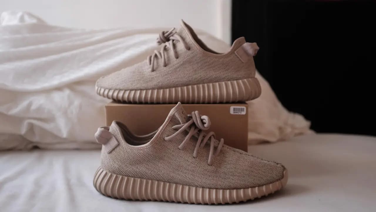 Adidas Yeezy 350 - Bước nhảy vọt của cái bắt tay thế kỷ Adidas Yeezy 350 - Bước nhảy vọt của cái bắt tay thế kỷ