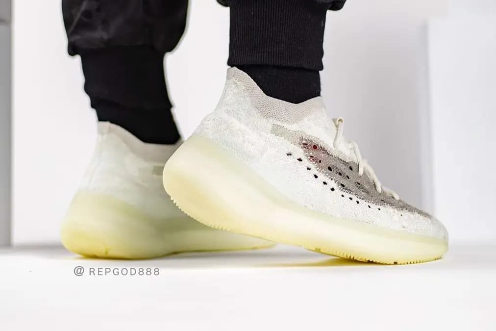 Lên chân đôi adidas YEEZY BOOST 380 "Calcite Glow" và "Onyx" Lên chân đôi adidas YEEZY BOOST 380 "Calcite Glow" và "Onyx"