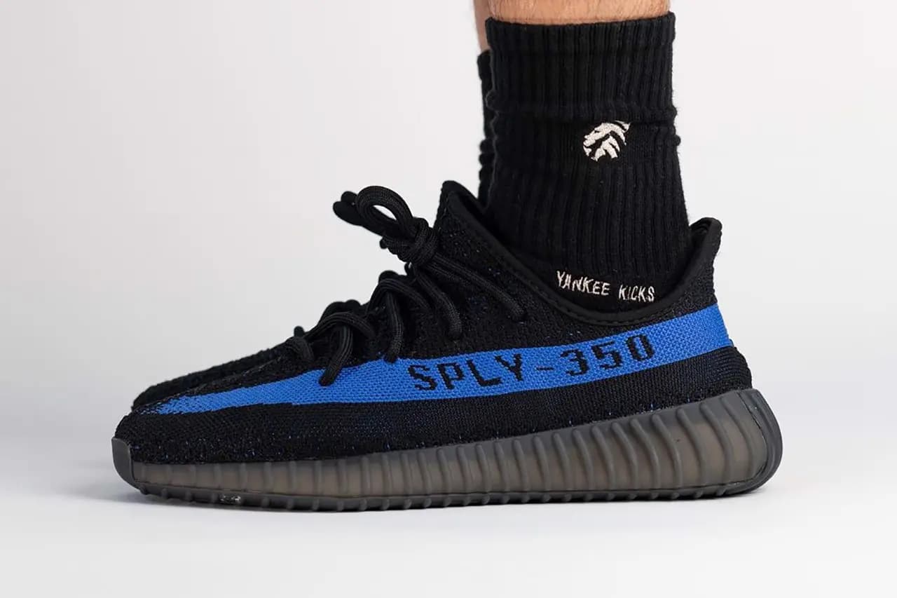 Hình ảnh on-feet của adidas YEEZY BOOST 350 V2 "Dazzling Blue" Hình ảnh on-feet của adidas YEEZY BOOST 350 V2 "Dazzling Blue"
