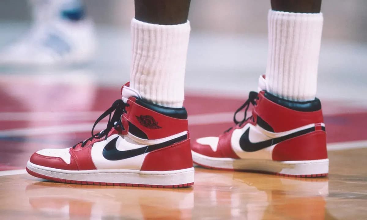 Cái nhìn tổng quan về đôi giày Air Jordan 1 với phối màu "Atmosphere" Cái nhìn tổng quan về đôi giày Air Jordan 1 với phối màu "Atmosphere"