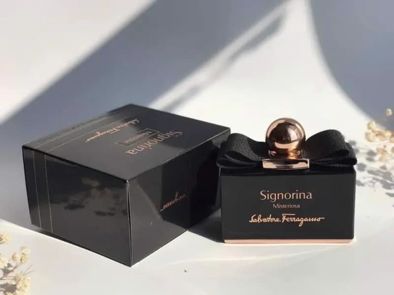 Review chi tiết Signorina Misteriosa đen – Hương thơm phá vỡ mọi quy tắc Review chi tiết Signorina Misteriosa đen – Hương thơm phá vỡ mọi quy tắc