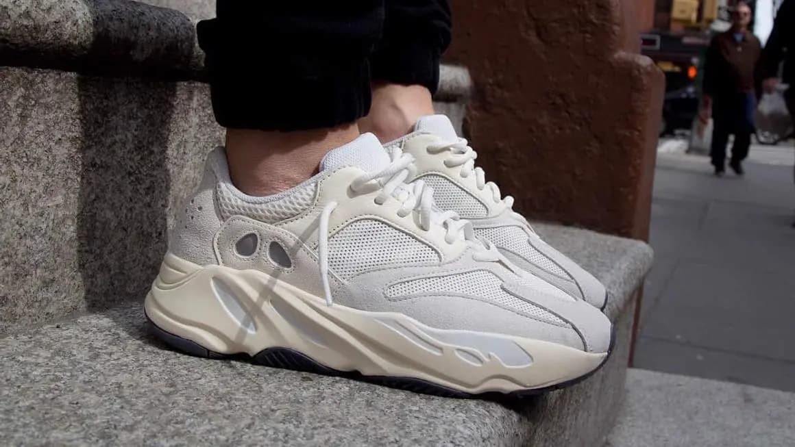 Review giày: Yeezy Boost 700 V2 "Cream White"-Vì sao được yêu thích? Review giày: Yeezy Boost 700 V2 "Cream White"-Vì sao được yêu thích?