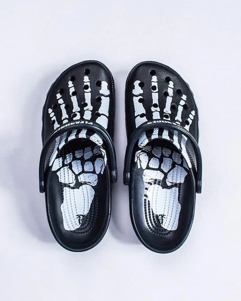 CROCS - THỜI TRANG HAY SỰ LƯỜI BIẾNG? CROCS - THỜI TRANG HAY SỰ LƯỜI BIẾNG?