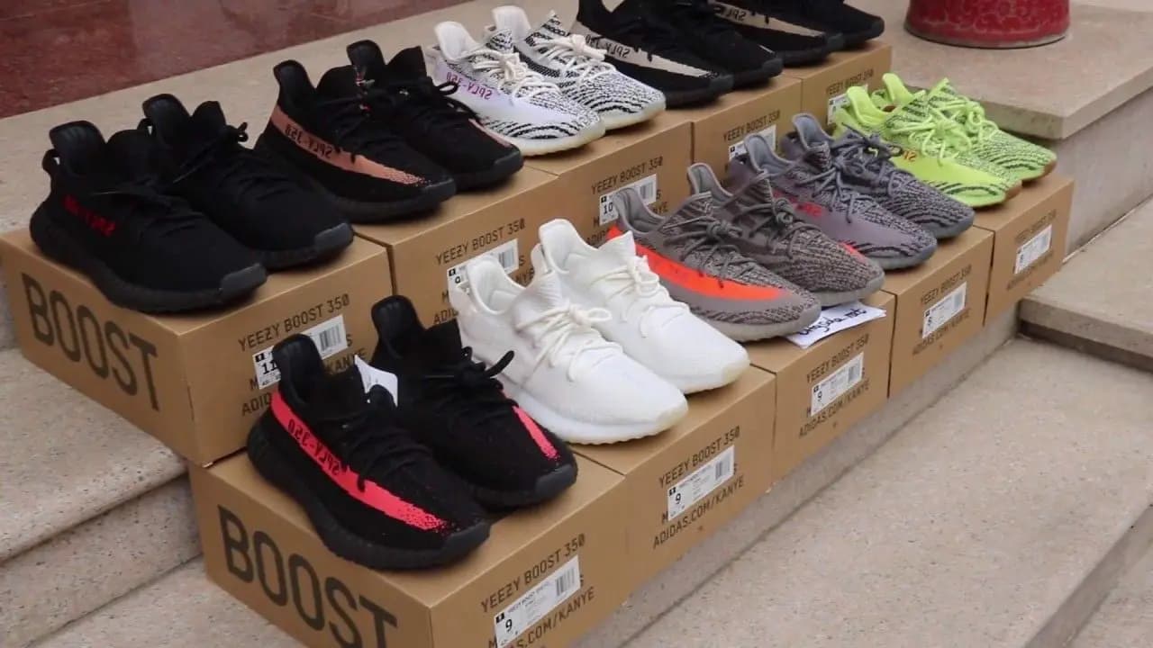 Hình ảnh on-feet của phiên bản adidas YEEZY BOOST 350 V2 "Reverse Oreo" Hình ảnh on-feet của phiên bản adidas YEEZY BOOST 350 V2 "Reverse Oreo"