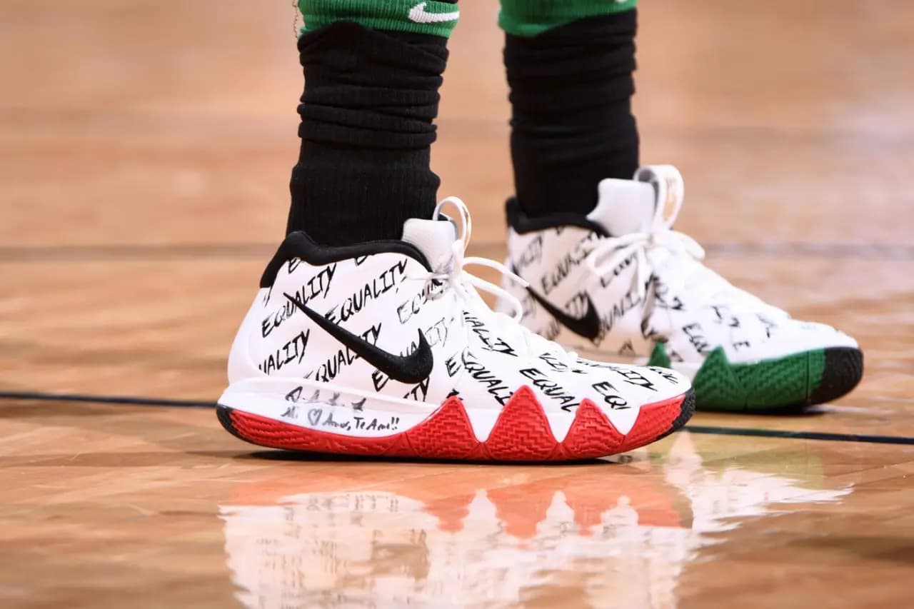 Kyrie Irving mở rộng dòng giày của mình với đôi Nike Kyrie 4 Low "Dynasty" Kyrie Irving mở rộng dòng giày của mình với đôi Nike Kyrie 4 Low "Dynasty"