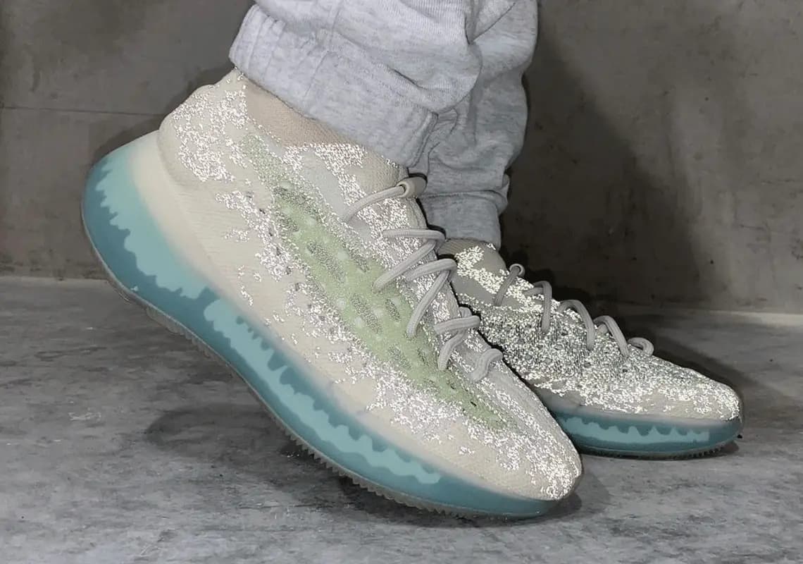 Lên chân đôi siêu phẩm adidas YEEZY BOOST 380 "Alien Blue Reflective" Lên chân đôi siêu phẩm adidas YEEZY BOOST 380 "Alien Blue Reflective"