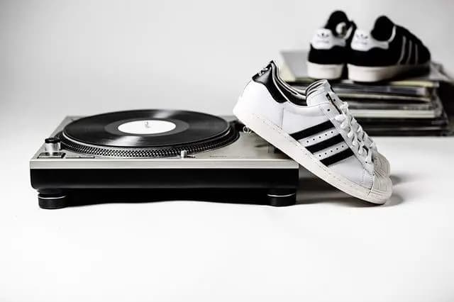 Hướng dẫn cách phân biệt giày adidas Superstar real và fake Hướng dẫn cách phân biệt giày adidas Superstar real và fake