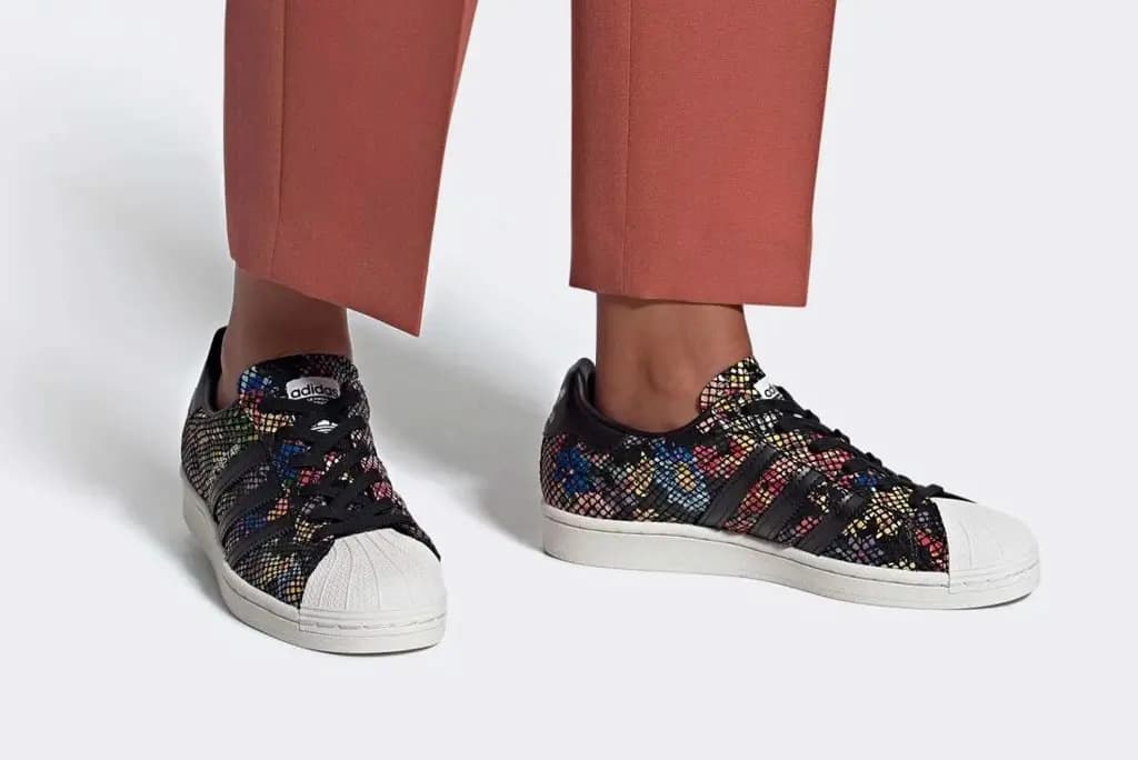 adidas Superstar trong những mảnh ghép hoa lá adidas Superstar trong những mảnh ghép hoa lá