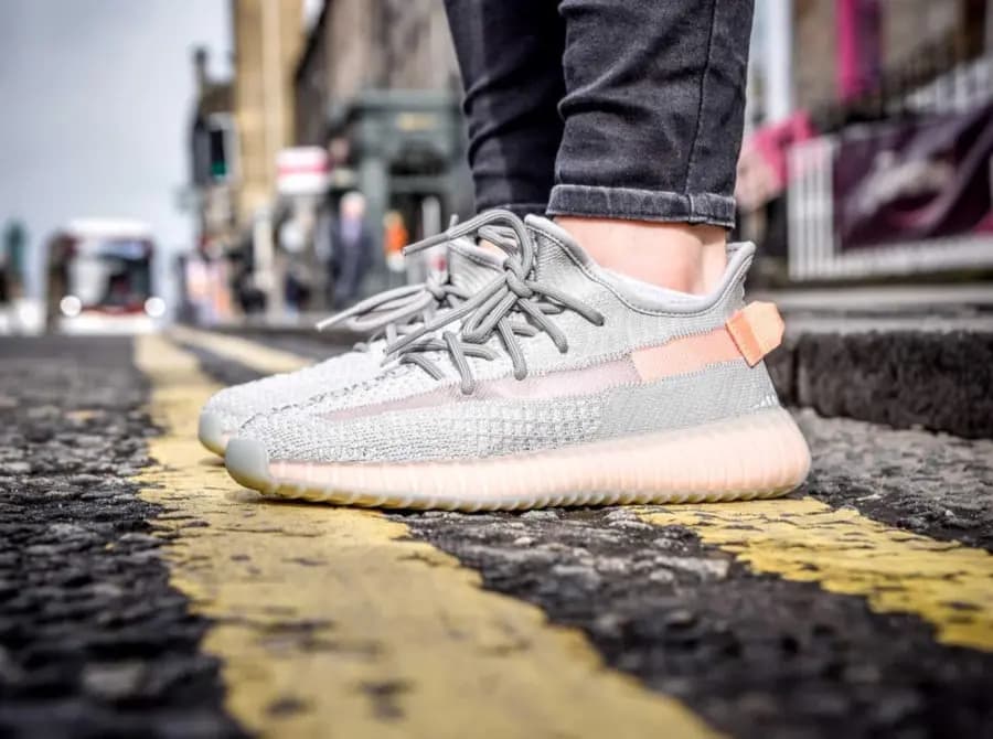 Legitcheck: Cách phân biệt Yeezy Boost 350 V2 True Form real và fake Legitcheck: Cách phân biệt Yeezy Boost 350 V2 True Form real và fake