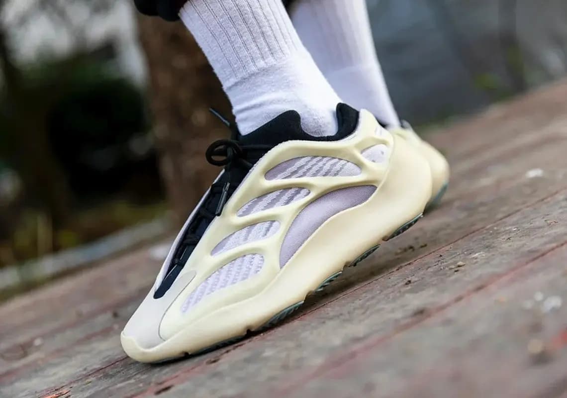 Review giày: Adidas Yeezy 700 V3 Azael - Vẻ đẹp độc lạ thu hút từ cái nhìn đầu tiên Review giày: Adidas Yeezy 700 V3 Azael - Vẻ đẹp độc lạ thu hút từ cái nhìn đầu tiên