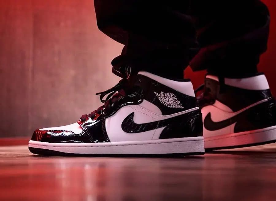 Air Jordan 1 Mid "Carbon Fiber" - phối màu tương tự với Panda sẽ được phát hành với mức giá rất hợp lý Air Jordan 1 Mid "Carbon Fiber" - phối màu tương tự với Panda sẽ được phát hành với mức giá rất hợp lý
