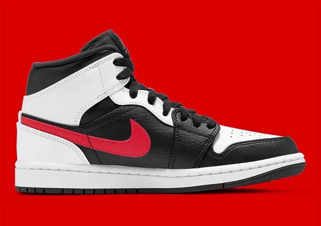 Jordan 1 Mid tiếp tục xuất hiện với sự kết hợp từ 3 màu sắc cực quen thuộc "White/Black/Red" Jordan 1 Mid tiếp tục xuất hiện với sự kết hợp từ 3 màu sắc cực quen thuộc "White/Black/Red"