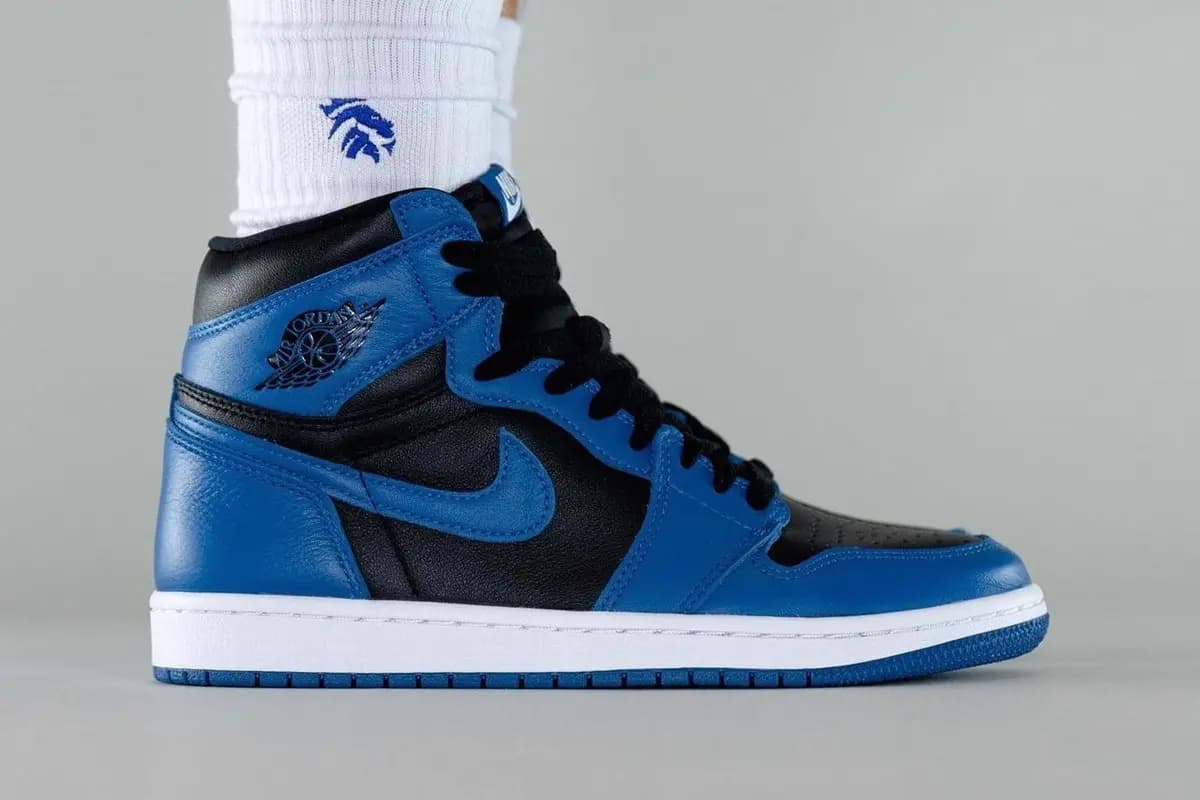Trên chân mẫu Air Jordan 1 High OG "Dark Marina Blue" Trên chân mẫu Air Jordan 1 High OG "Dark Marina Blue"